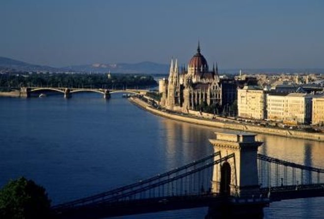 Budapest Evening Sightseeing Cruise and Unlimited Proseccos