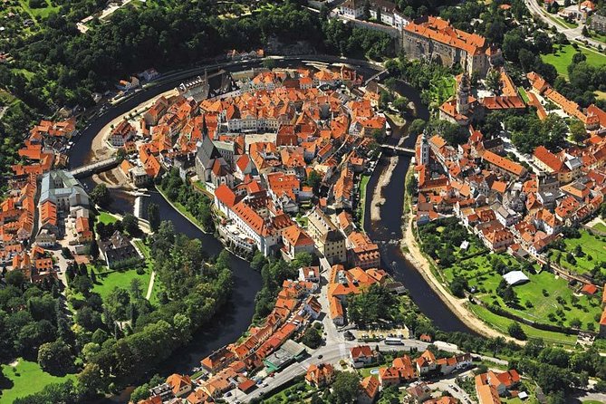 Cesky Krumlov Full Day Tour From Prague and Back - Exploring Cesky Krumlov Castle