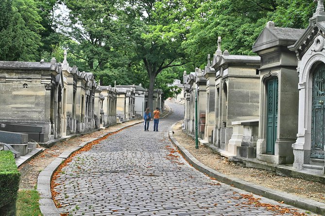 Famous Graves of Père Lachaise Cemetery Guided Tour - Overview of Père Lachaise Cemetery