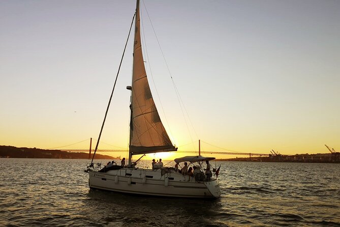 Lisbon Sunset Sailing Cruise With a Drink-2h Small Group Tour