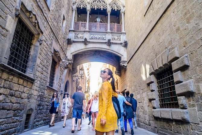 360ª Barcelona: Old Town, Helicopter & Sailing Small Group Tour - Key Features