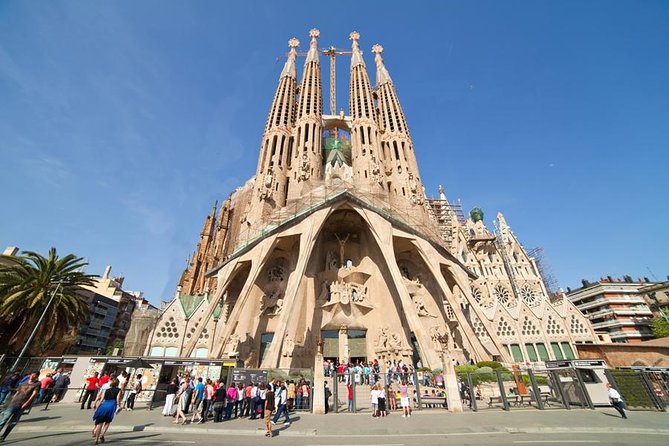 Barcelona Highlights Tour and Montserrat Monastery With Hotel Pick-Up - Small-group Experience