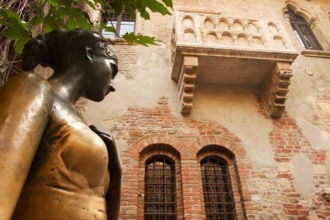 Verona and Lake Garda Day Trip From Milan - Exploring Piazza Delle Erbe