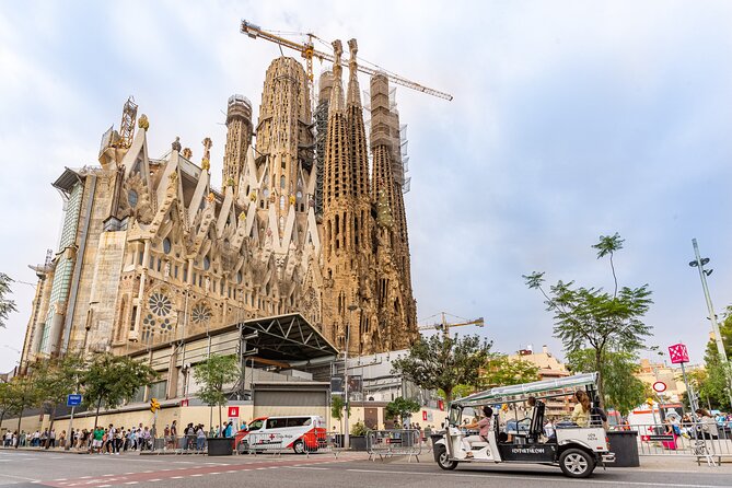 Welcome Tour to Barcelona in Private Eco Tuk Tuk - Tour Overview