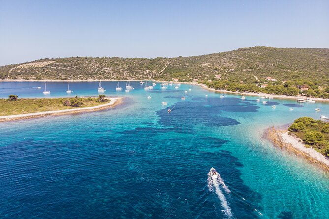 Blue Lagoon, Shipwreck & Šolta Cruise With Lunch & Unlimited Drinks From Split - Meeting and Pickup
