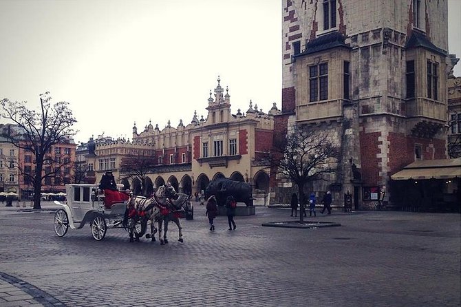 Old Town Krakow & Wawel Castle Walking Tour - Discovering the Old Town With New Eyes