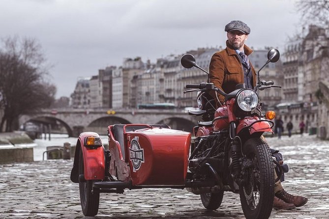 Paris Vintage Private City Tour on a Sidecar Motorcycle - Helmet, Gloves, and Goggles