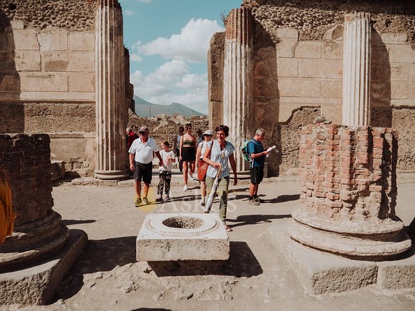 Pompeii Small Group Tour With an Archaeologist - Exploring the Ruins