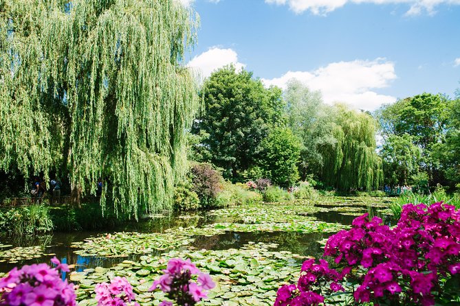 Giverny and Monets Garden Tour - Picnicking by the Seine