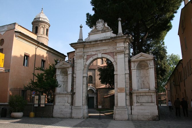 Guided Tour of Mosaic Tiles in Ravenna - Famous Italians Highlighted