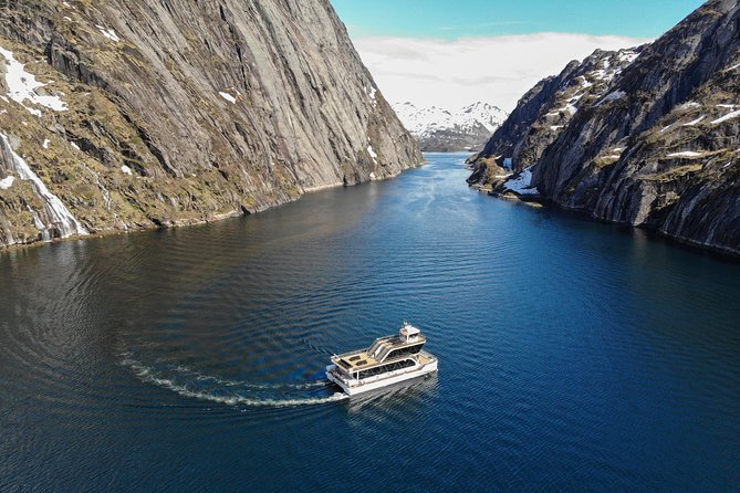 Lofoten Island: Silent Trollfjord Cruise From Svolvær - Onboard Amenities and Inclusions