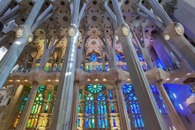 Sagrada Familia Small Group Guided Tour With Skip the Line Ticket - Group Size