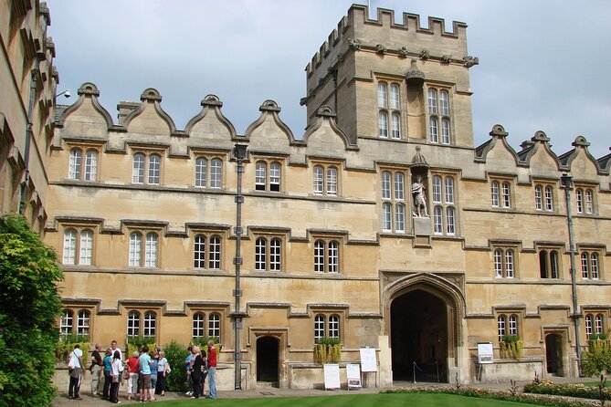 1.5-hour Oxford University and Colleges Walking Tour - Accessibility and Dress Code