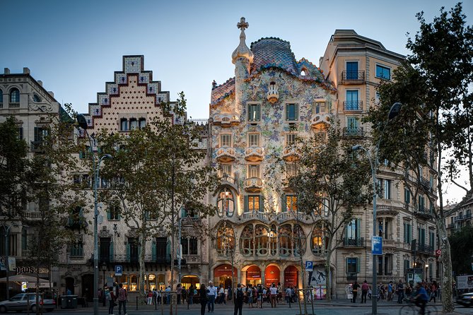 Barcelona in 1 Day: Sagrada Familia, Park Guell,Old Town & Pickup - Antoni Gaudis Masterpiece