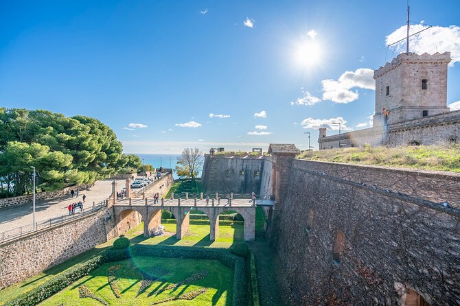 Barcelona: Old Town, Montjuic Castle & Cable Car Small Group Tour - Experiencing the Cable Car