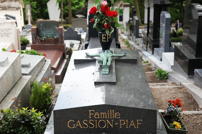 Famous Graves of Père Lachaise Cemetery Guided Tour - Exploring Past Eras Through the Tour