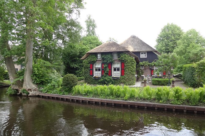 Giethoorn Day Trip From Amsterdam With 1-Hour Boat Tour - Tour Group Size and Accessibility