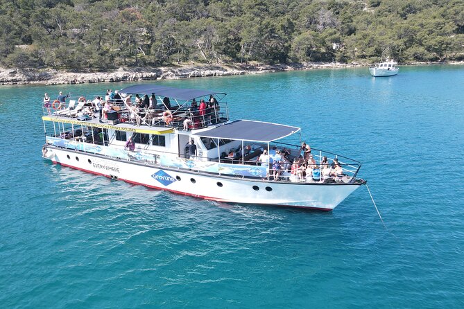 Blue Lagoon, Shipwreck & Šolta Cruise With Lunch & Unlimited Drinks From Split - Lunch and Drinks