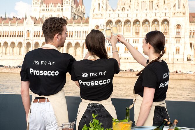 Budapest Evening Sightseeing Cruise and Unlimited Proseccos - Just The Basics