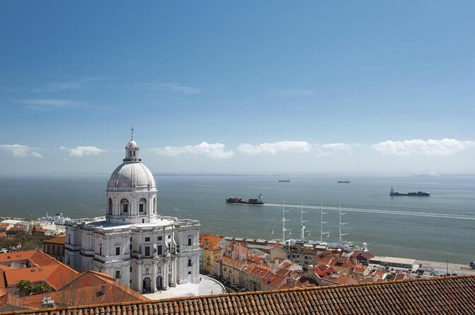 Lisbon Sunset Sailing Tour on Luxury Sailing Yacht With 2 Drinks - Just The Basics