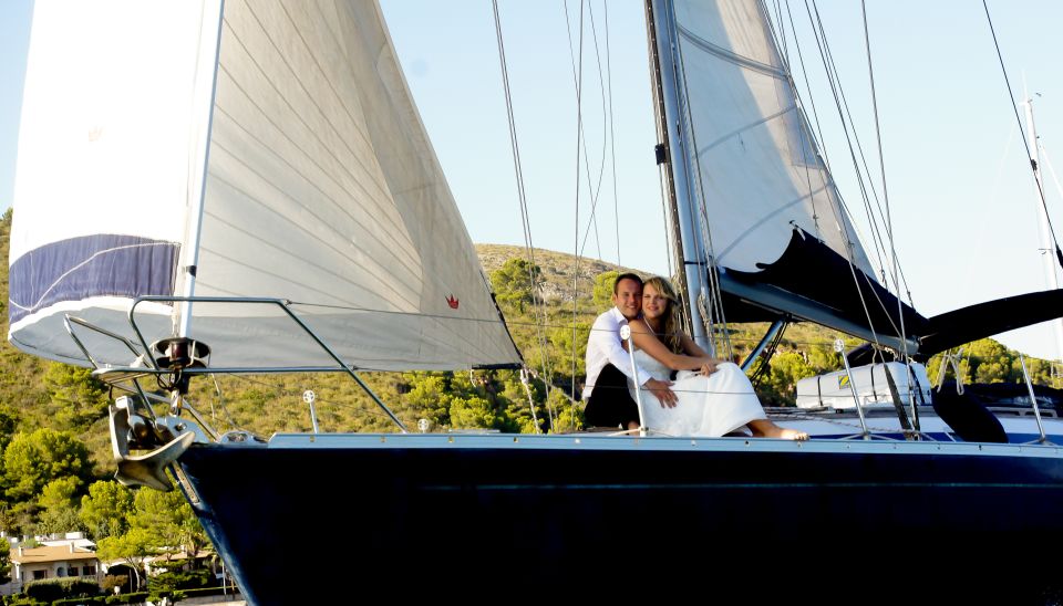 Alcudia: Romantic Sailing Trip With Diner for 2 - Sailing Through Alcudia Bay