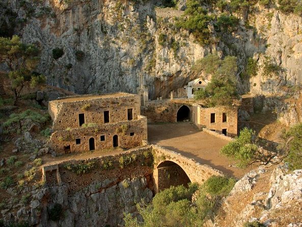 Archaeological Bus Tour To Akrotiri Excavations & Red Beach Tour Overview