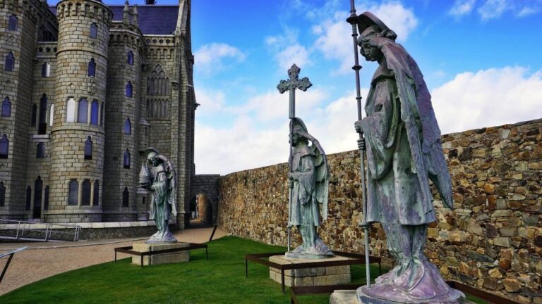 Astorga Episcopal Palace Ticket & In App Audio Tour (eng) Explore Antoni Gaudis Masterpiece