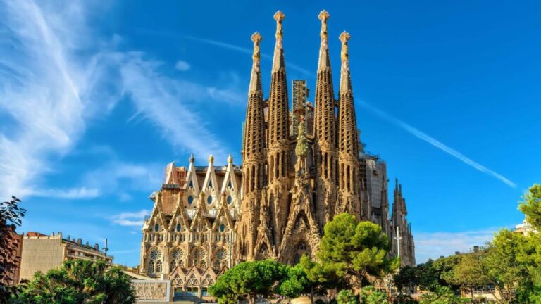 Barcelona: Sagrada Familia and City Tour With Hotel Pickup