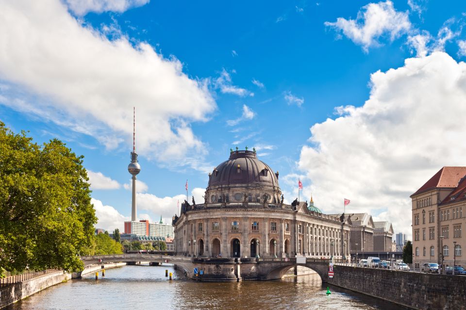 Berlin: Sights and Highlights Bike Tour With a Local Guide - Tour Overview