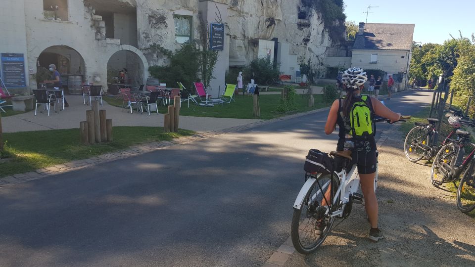 Chinon: Bicycle Tour of Saumur Wineries With Picnic Lunch - Cycling Along the Vienne River