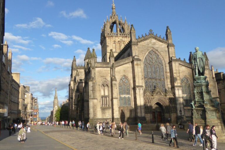 Edinburgh: Self Guided City Sightseeing Treasure Hunt Explore Edinburghs Historic Sites