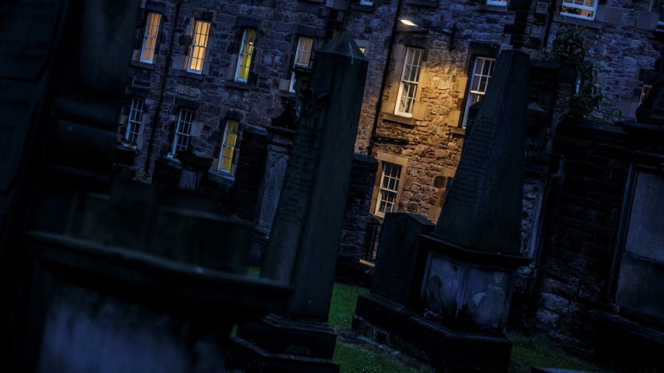 Edinburgh: Underground Vaults and Graveyard Evening Tour - Tour Overview