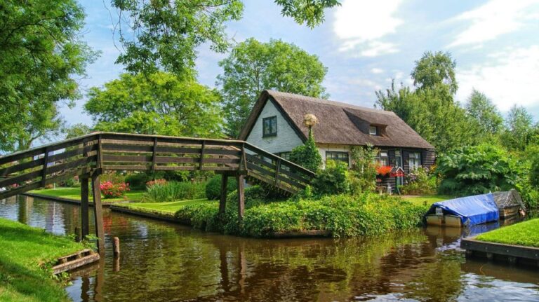 From Amsterdam: Keukenhof Gardens And Giethoorn Tour Tour Overview