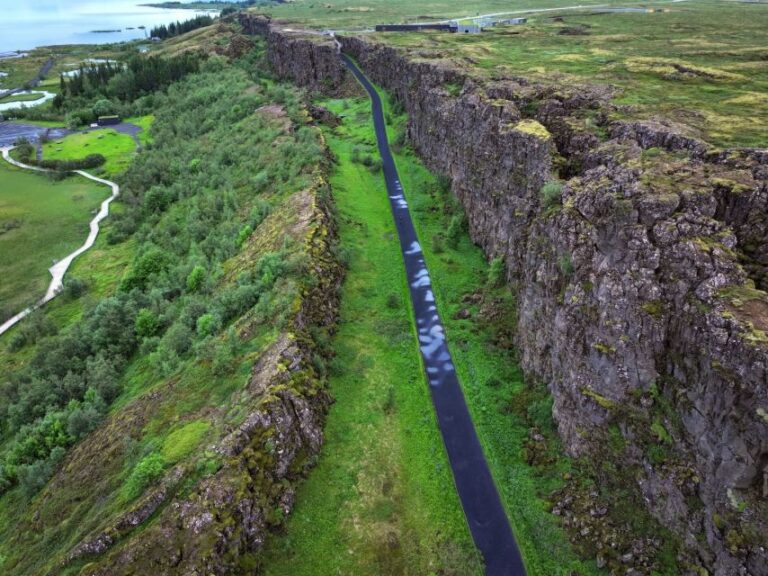 From Reykjavik: Golden Circle & Geothermal Bakery Tour Thingvellir National Park: Icelandic History