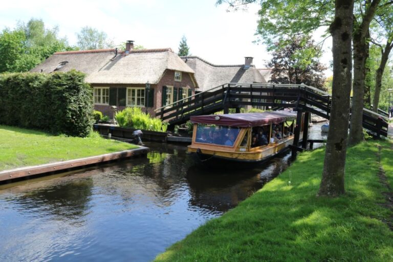 Giethoorn: Private Guided Canal Cruise With Coffee and Tea
