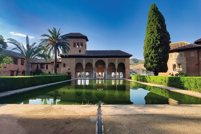 Guided Visit to the Alhambra, Nasrid Palaces and Generalife - Discovering the Generalife Gardens