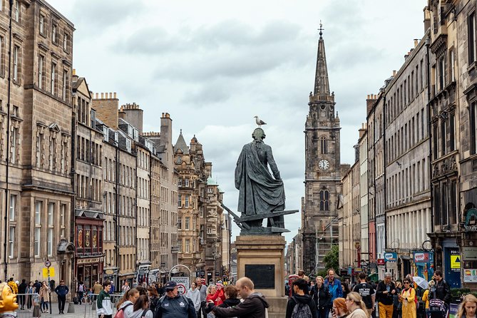 Highlights & Hidden Gems With Locals: Best of Edinburgh Private Tour