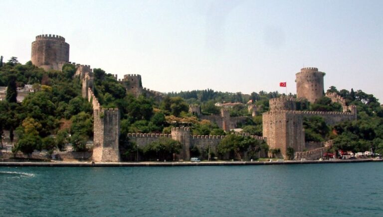 Istanbul: Spice Bazaar Tour and Bosphorus Morning Cruise