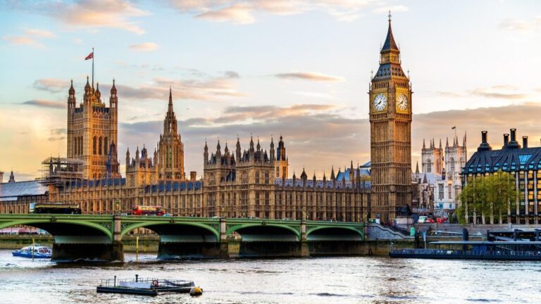 London: Guided Walking Tour With Pub Visit Iconic Landmarks