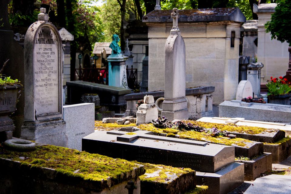 Paris: Famous Graves of Père Lachaise Small Group Tour - Overview of Père Lachaise Cemetery