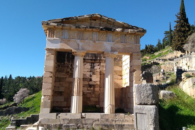 Private Delphi and Hosios Loukas Monastery – Great Lunch and Drinks Included