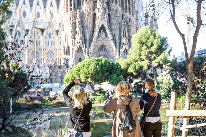 Sagrada Familia Fast Track Guided Tour With Towers Access - Discover the Sagrada Familia Cathedral