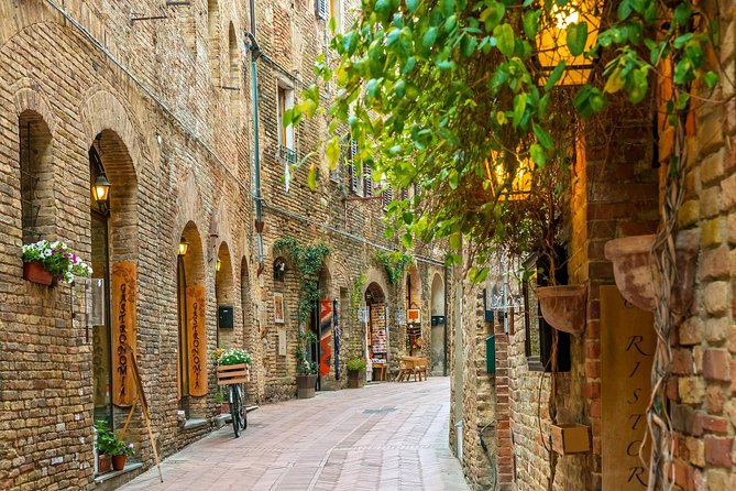 San Gimignano, Chianti, and Montalcino Day Trip From Siena - Explore San Gimignanos Medieval Wonders