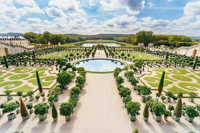 Versailles Palace Guided Tour With Gardens, Trianons & the Hamlet - Exploring the Expansive Versailles Gardens