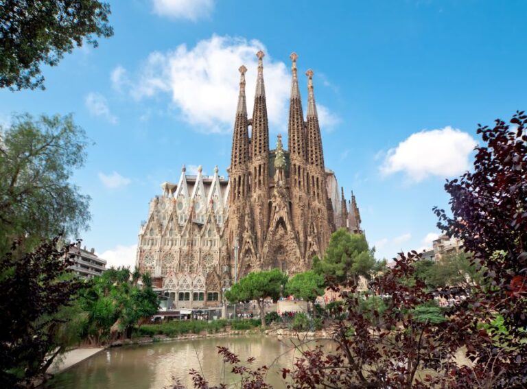 Walking Tour Sagrada Familia Basilica For European Tourist Tour Overview