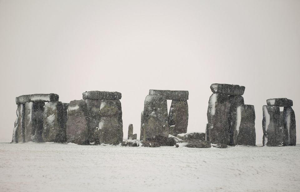 Windsor, Bath, Stonehenge & Salisbury With Christmas Lunch - Visit Salisburys Gothic Cathedral