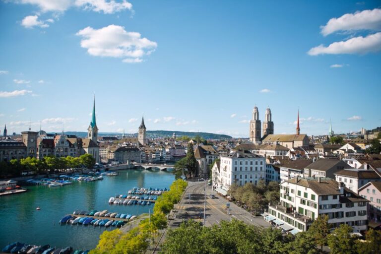 Zurich: Highlights Walking Tour With a Local Guide