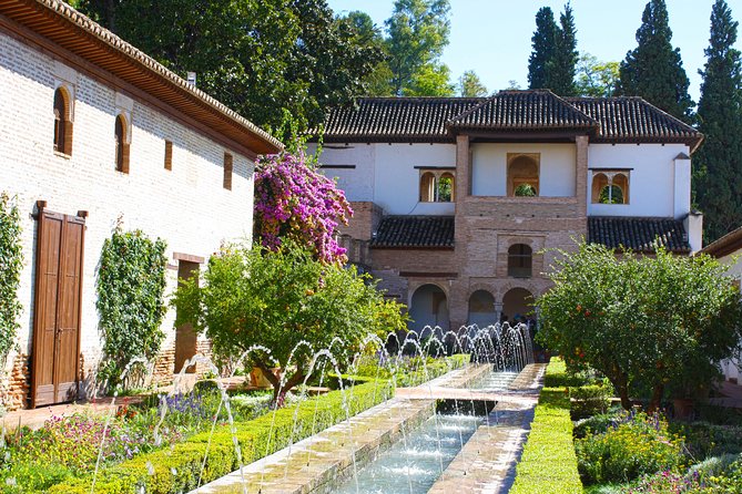 Alhambra, Generalife & Nasrid Palaces Guided Tour in Granada - Meeting Information