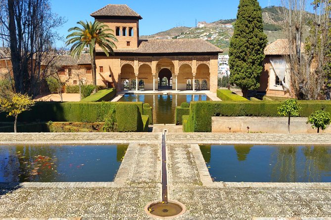 Alhambra With Nazaries Palaces Skip the Line Tour From Seville - Alcazaba: Fortified Citadel