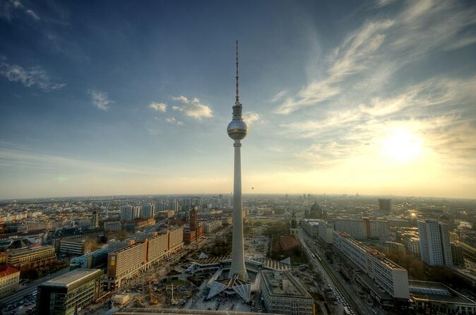 Berlin 4-Course Sunset Dinner Cruise Including Drinks - Meeting Point and Accessibility